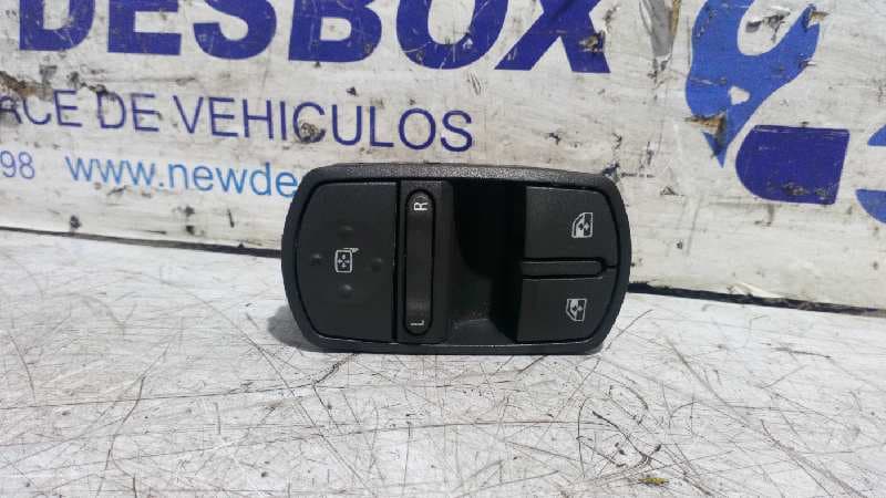 Recambio de MANDO ELEVALUNAS DELANTERO IZQUIERDO para OPEL CORSA D A13DTC referencia OEM IAM 13258521AA   - GRIS