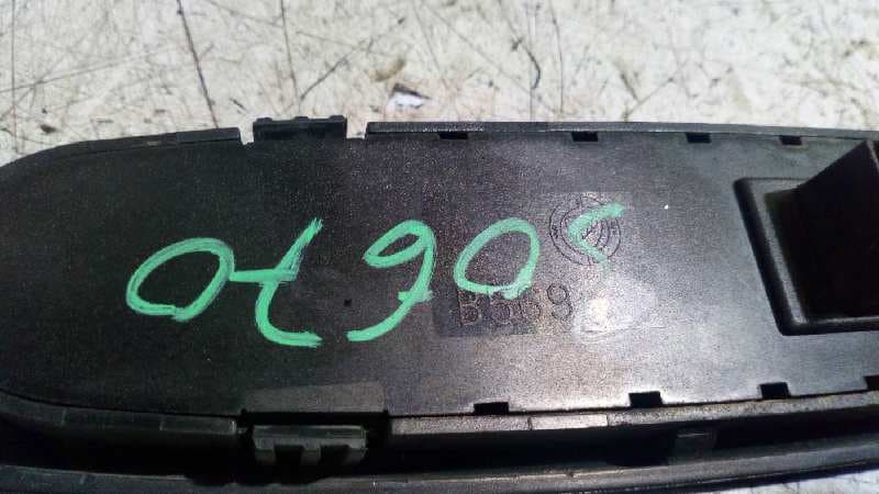 Recambio de MANDO ELEVALUNAS DELANTERO IZQUIERDO para FIAT STILO (192) 1.6 16V 182B6000 referencia OEM IAM B569   - BLANCO 4