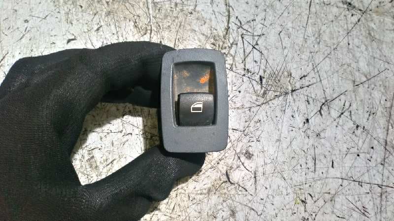 Recambio de MANDO ELEVALUNAS TRASERO IZQUIERDO para BMW SERIE 1 BERLINA (E81/E87) 2.0 16V Diesel CAT M47T2 referencia OEM IAM 6970259   - GRIS