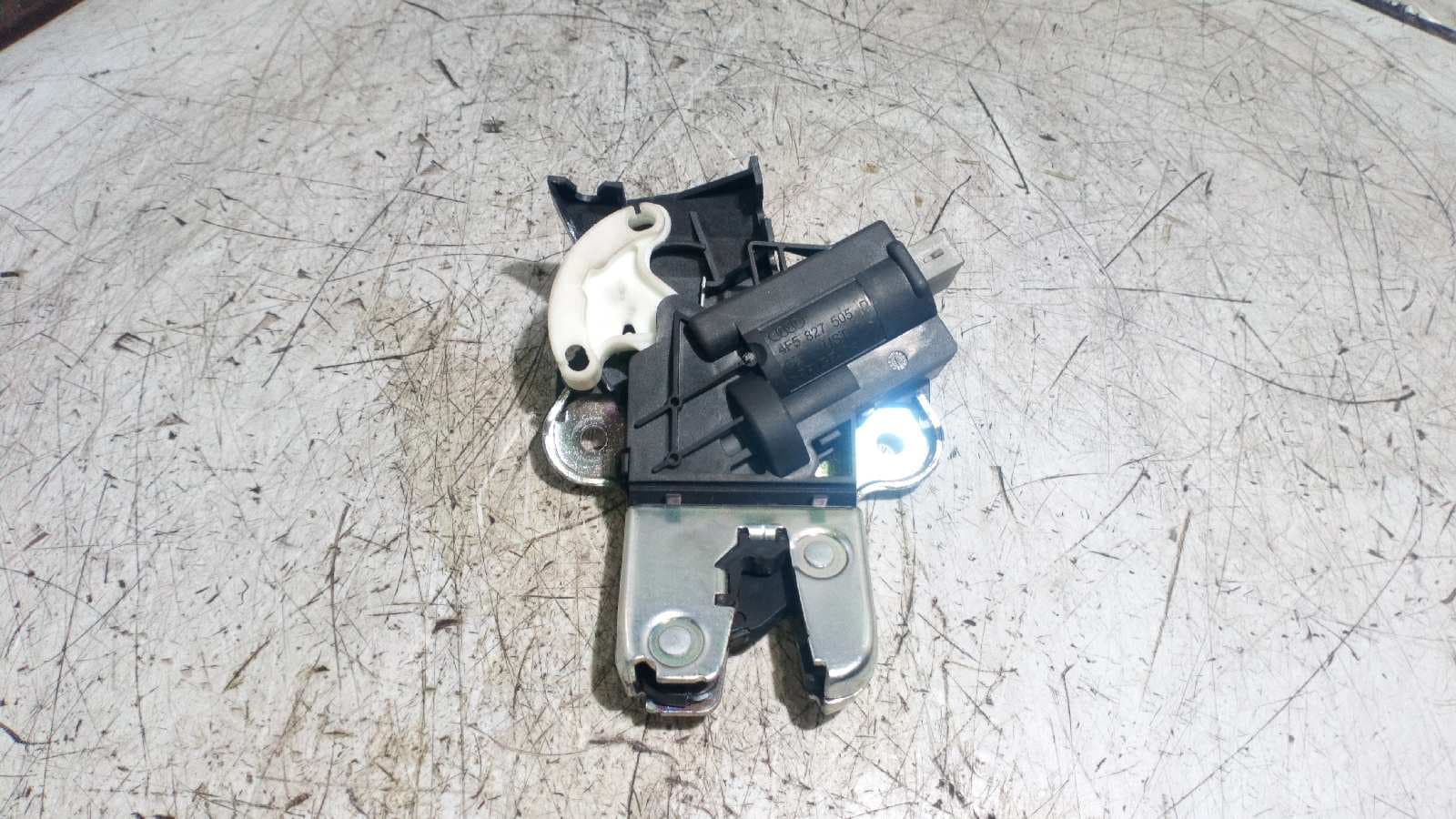 Recambio de CERRADURA MALETERO / PORTON para VOLKSWAGEN PASSAT BERLINA (3C2) referencia OEM IAM 4F5827505D