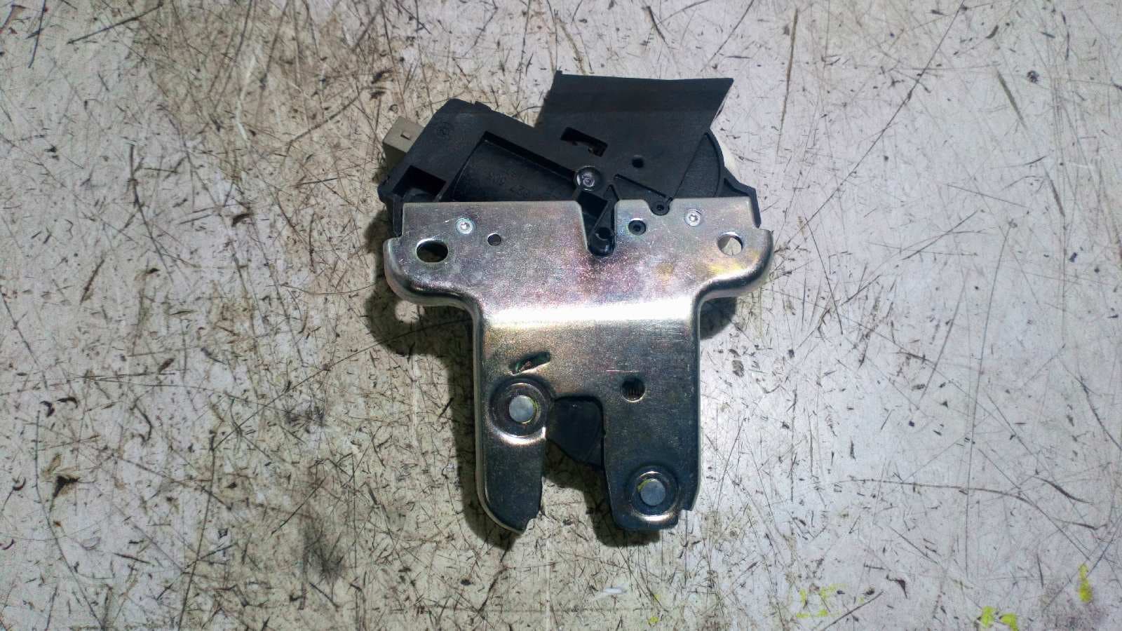 Recambio de CERRADURA MALETERO / PORTON para VOLKSWAGEN PASSAT BERLINA (3C2) referencia OEM IAM 4F5827505D 2