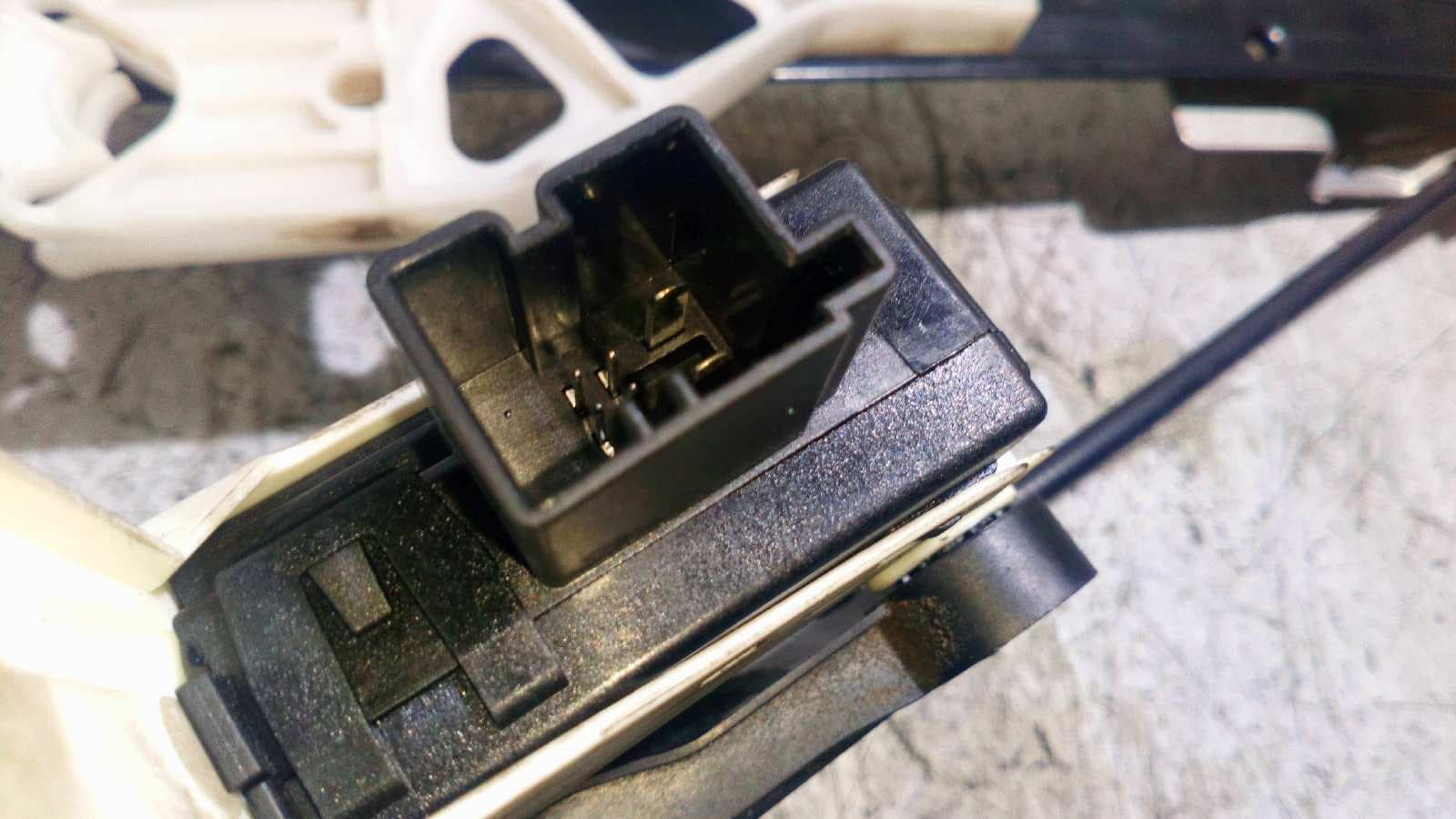 Recambio de ELEVALUNAS TRASERO IZQUIERDO para AUDI A4 BER. (B8) Basis CAG referencia OEM IAM 8K0959811   - NEGRO 5