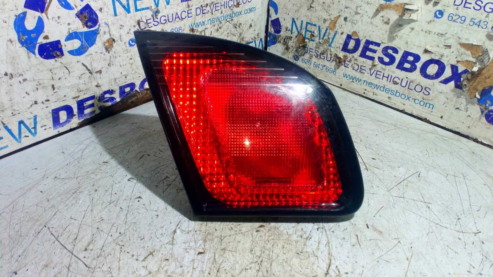 Recambio de PILOTO PORTON IZQUIERDO para NISSAN PRIMERA BERLINA (P11) 2.0 16V CAT SR20 referencia OEM IAM 89020318   - GRIS