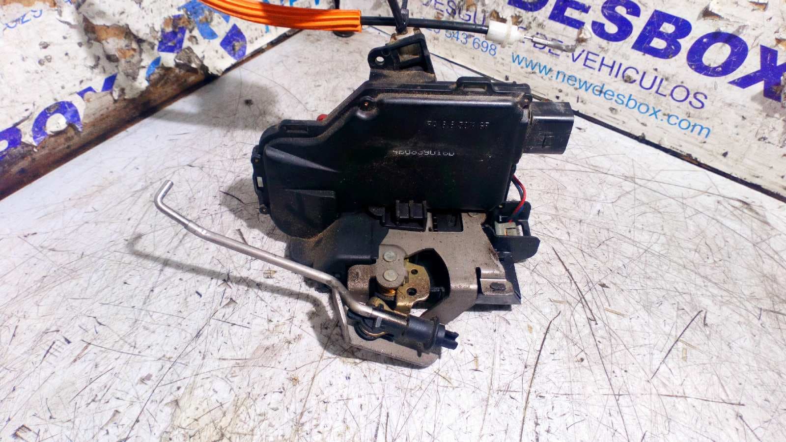 Recambio de CERRADURA PUERTA TRASERA DERECHA para AUDI A4 BERLINA (8E) AWX referencia OEM IAM 4B0839016D   - AZUL 2