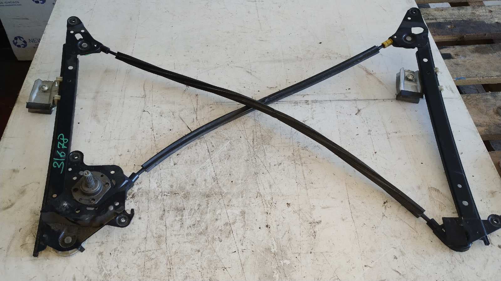 Recambio de ELEVALUNAS TRASERO IZQUIERDO para FORD GALAXY (VY) Ambiente AUY referencia OEM IAM YM21A27001BA   - ROJO
