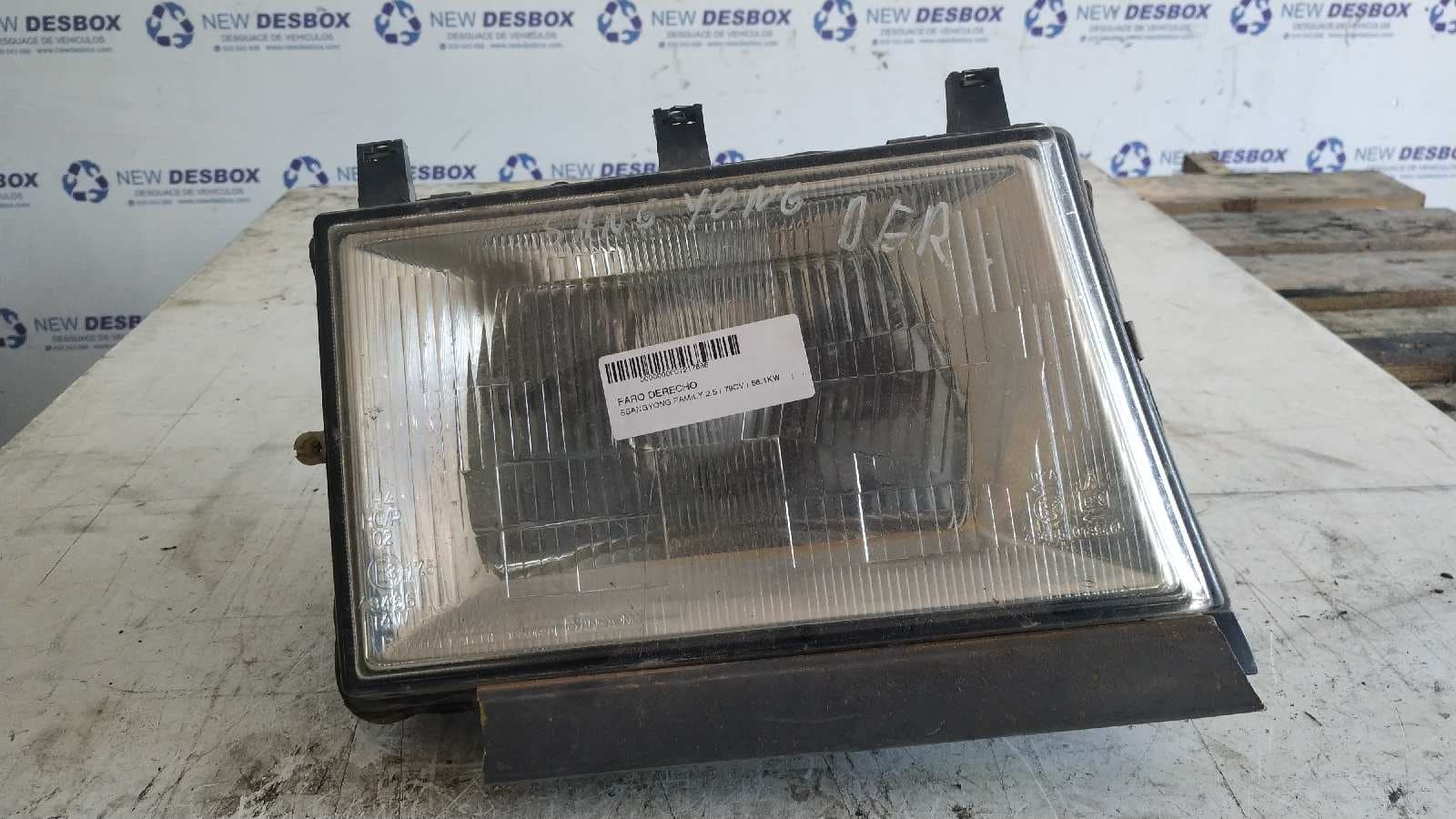 Recambio de FARO DERECHO para SSANGYONG FAMILY 2.5 referencia OEM IAM 1080609