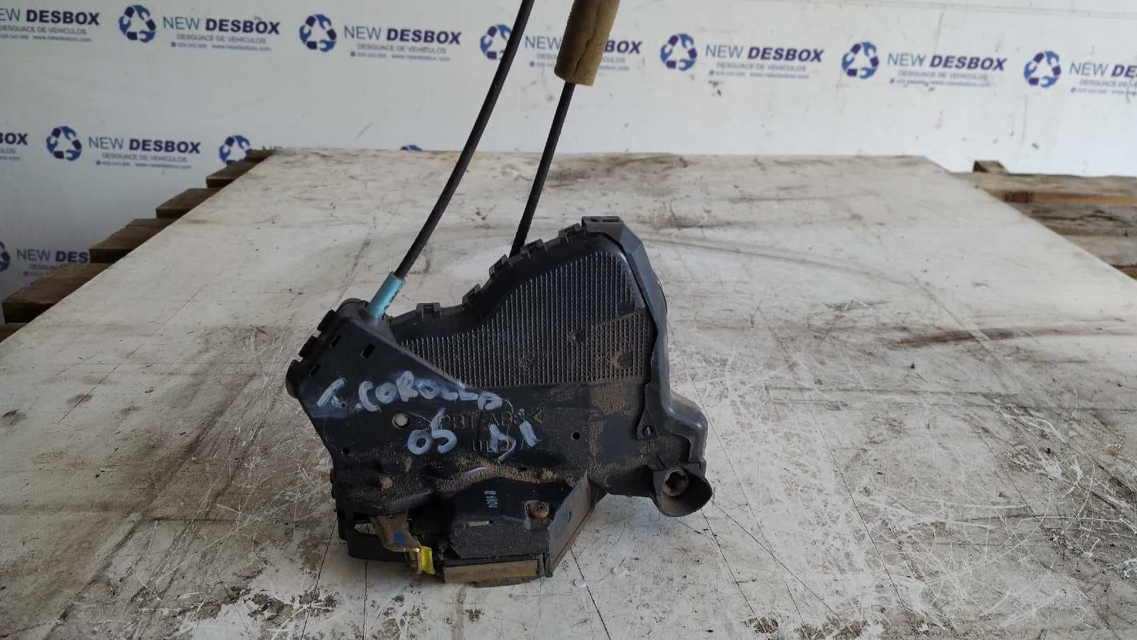 Recambio de CERRADURA PUERTA DELANTERA IZQUIERDA para TOYOTA COROLLA (E12) 2.0 D-4D Linea Luna Berlina 1CDFTV referencia OEM IAM 6904012510   - GRIS