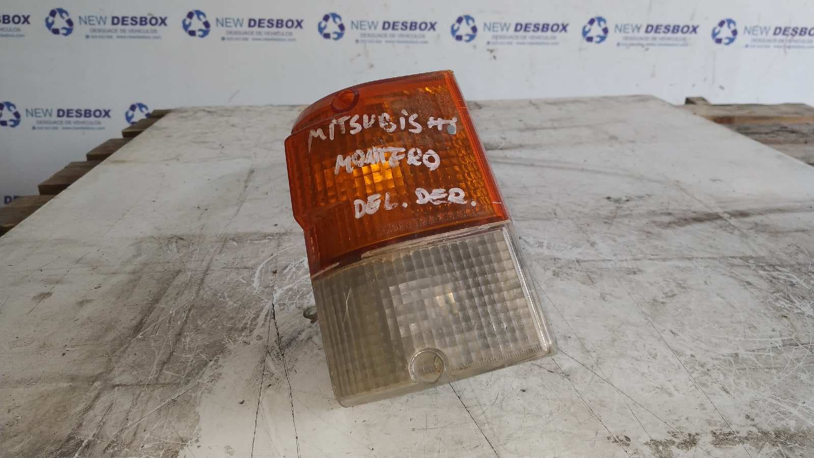 Recambio de PILOTO DELANTERO DERECHO para MITSUBISHI MONTERO (L040) referencia OEM IAM 1124236