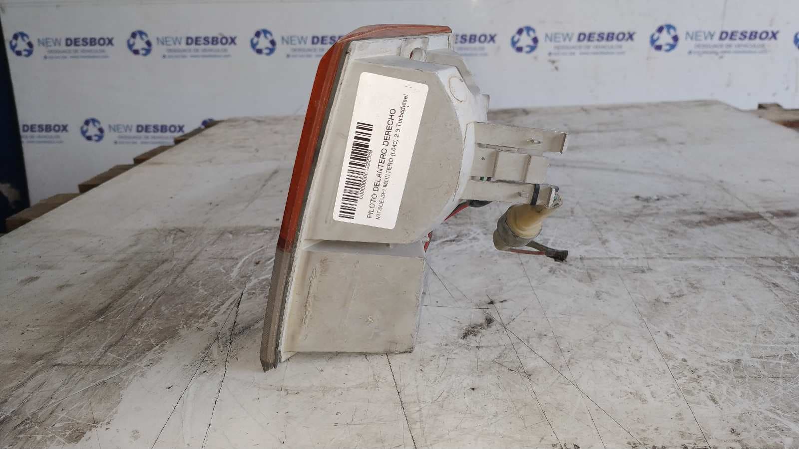 Recambio de PILOTO DELANTERO DERECHO para MITSUBISHI MONTERO (L040) referencia OEM IAM 1124236 4
