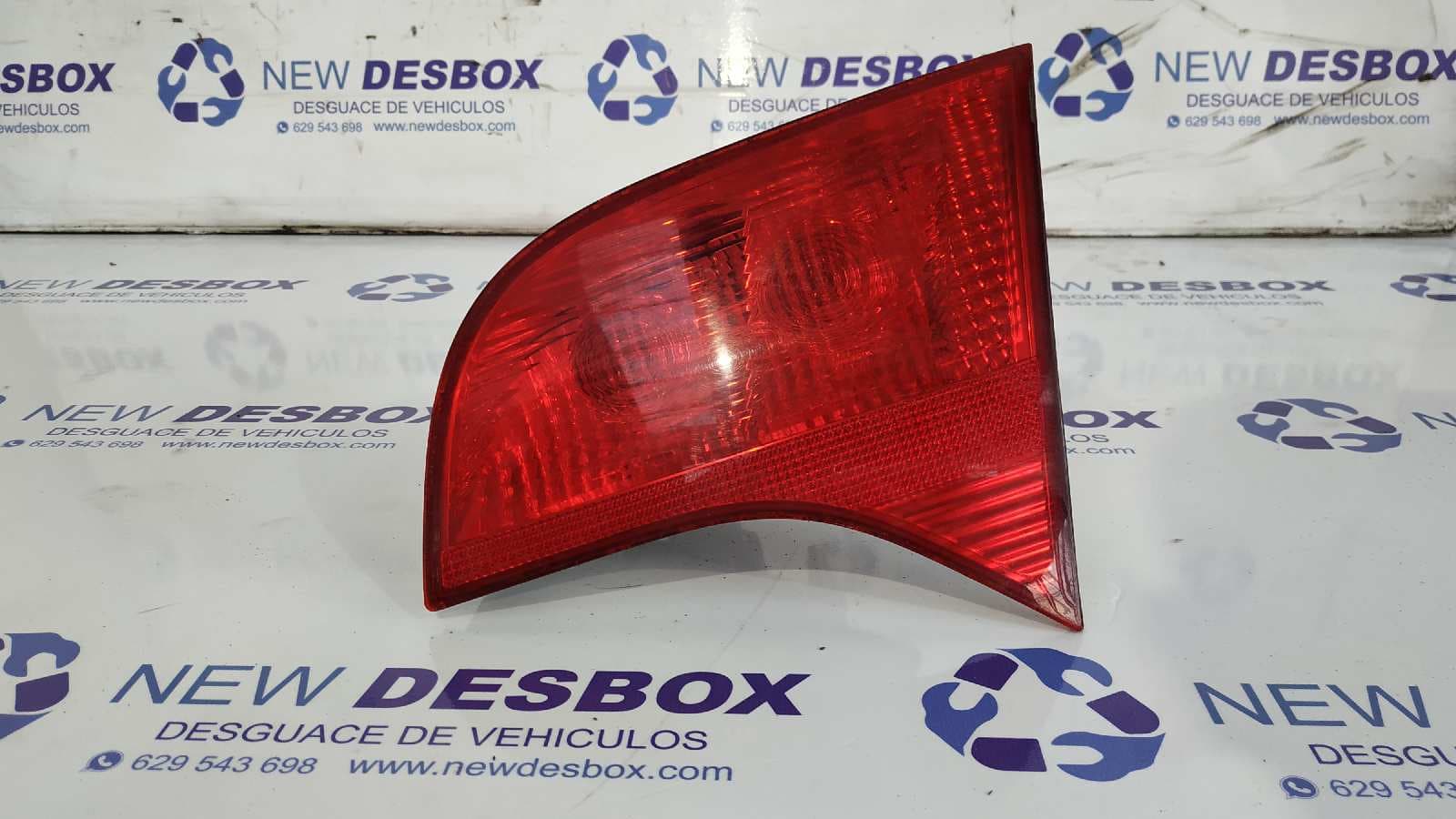 Recambio de PILOTO PORTON DERECHO para AUDI A4 AVANT (8E) 2.0 TDI BLB referencia OEM IAM 8E9945094   - GRIS OSCURO
