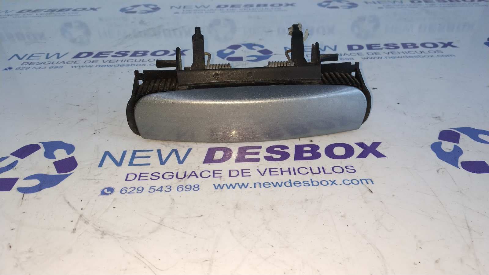 Recambio de MANETA DELANTERA DERECHA para AUDI A4 AVANT (8E) 2.0 TDI BLB referencia OEM IAM 4B0839885   - GRIS OSCURO