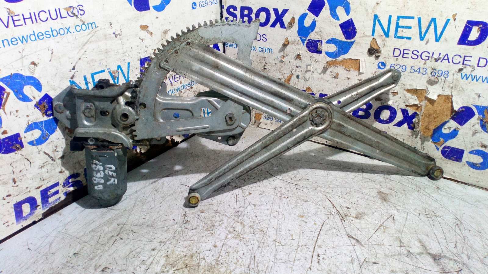 Recambio de ELEVALUNAS DELANTERO DERECHO para PEUGEOT 205 BERLINA 1.8D A9A referencia OEM IAM 4001288   - BLANCO