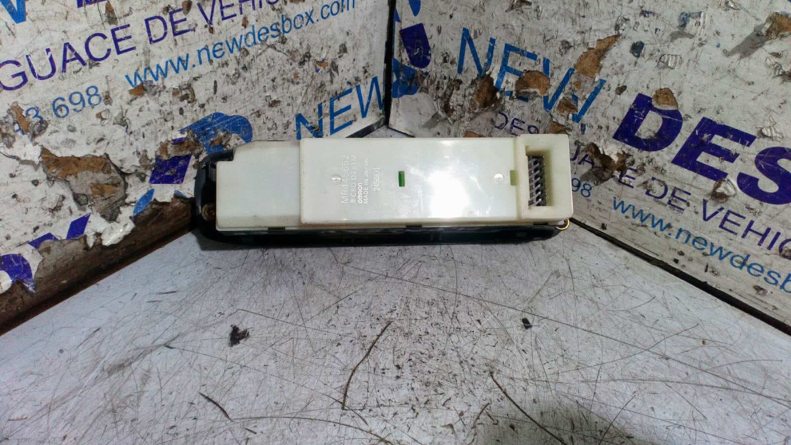Recambio de MANDO ELEVALUNAS DELANTERO IZQUIERDO para MITSUBISHI MONTERO PININ (H60/H70) 2000 GDI (5-ptas.) 4G94 referencia OEM IAM C8DD251M    - GRIS 3