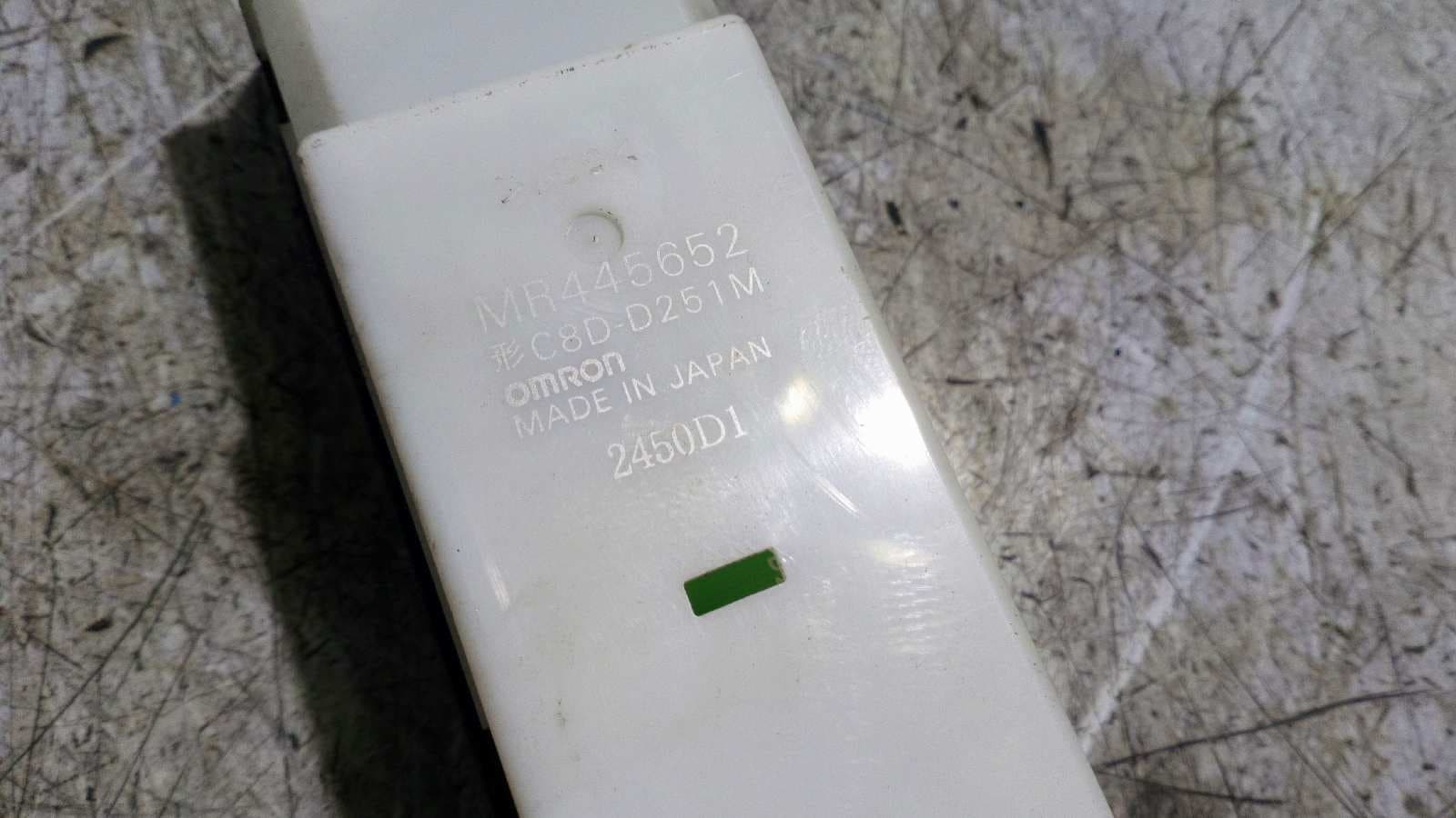 Recambio de MANDO ELEVALUNAS DELANTERO IZQUIERDO para MITSUBISHI MONTERO PININ (H60/H70) 2000 GDI (5-ptas.) 4G94 referencia OEM IAM C8DD251M    - GRIS 2