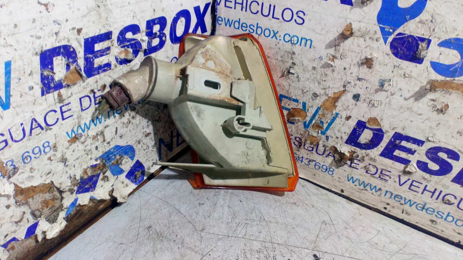Recambio de PILOTO DELANTERO IZQUIERDO para PEUGEOT 205 BERLINA 1.8 Diesel 161A referencia OEM IAM 6076T    - BLANCO 2