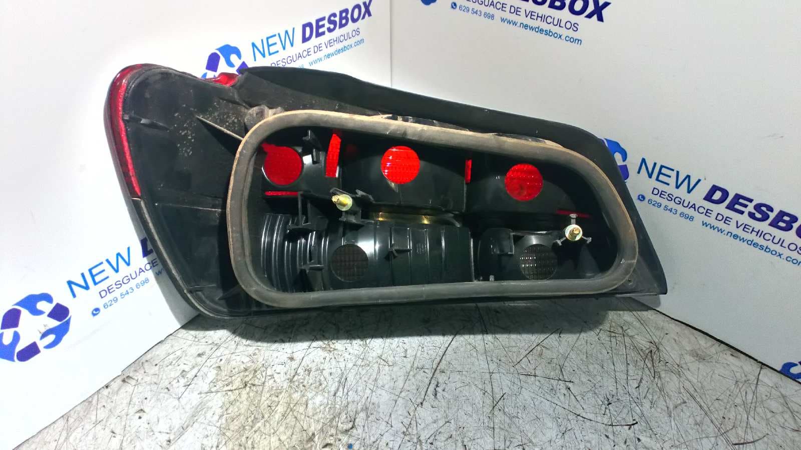 Recambio de PILOTO TRASERO DERECHO para PEUGEOT 306 BERLINA 3/5 PUERTAS (S1) referencia OEM IAM 6077 2