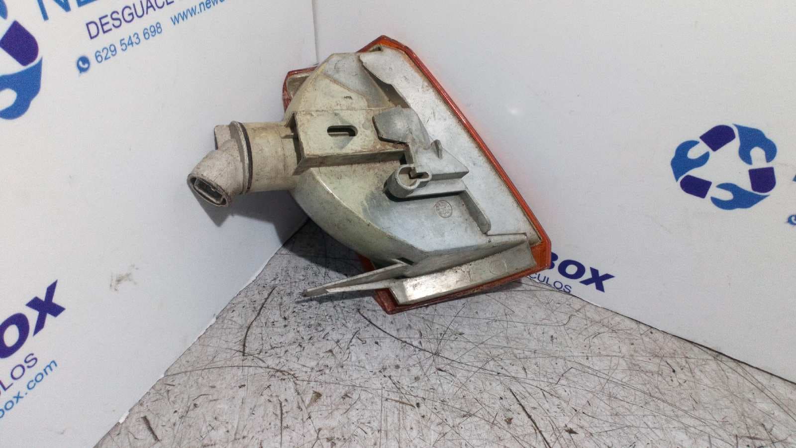 Recambio de PILOTO DELANTERO IZQUIERDO para PEUGEOT 205 BERLINA 1.1 Mito 1G1E referencia OEM IAM 6076T   - ROJO 2
