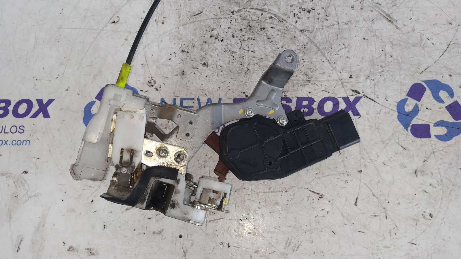 Recambio de CERRADURA PUERTA TRASERA IZQUIERDA para PEUGEOT 107 1.0 CAT (384F) 1KR384F referencia OEM IAM 126A2604   - ROJO 2