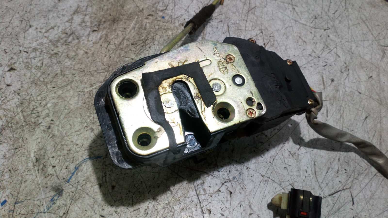 Recambio de CERRADURA PUERTA DELANTERA DERECHA para KIA CARENS 2.0 CRDi D4EA       referencia OEM IAM 0K2FC58310   - AZUL 3