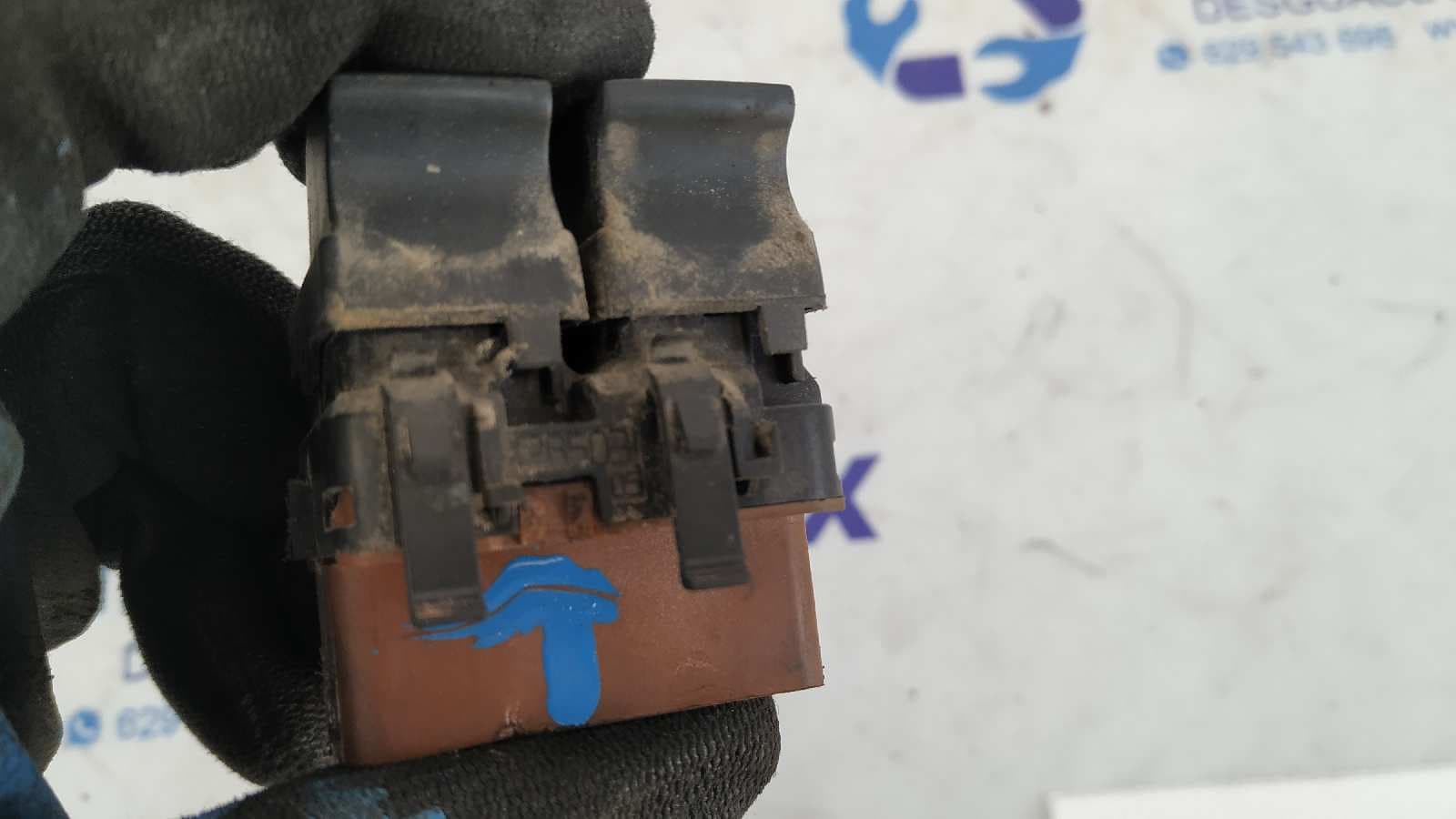 Recambio de MANDO ELEVALUNAS DELANTERO IZQUIERDO para RENAULT MEGANE II BERLINA 3P Confort Authentique F9Q D8 referencia OEM IAM 26503   - GRIS 3