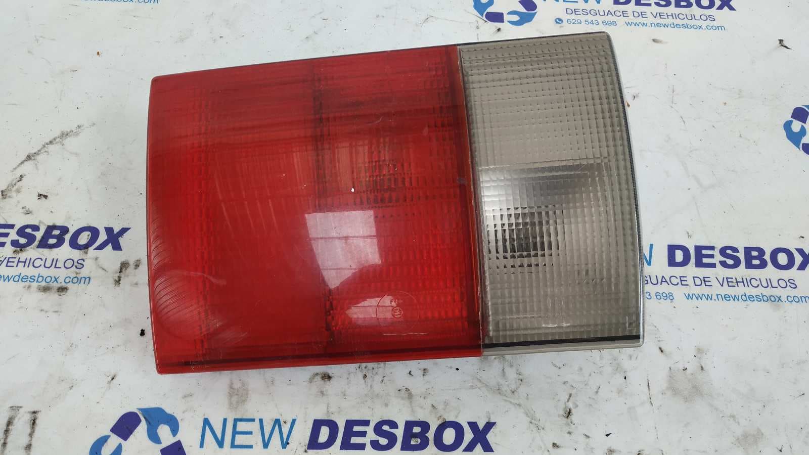 Recambio de PILOTO PORTON IZQUIERDO para AUDI 80/90 (893) 1.9 Diesel (1Y) 1Z referencia OEM IAM 8A0945093J   - VERDE