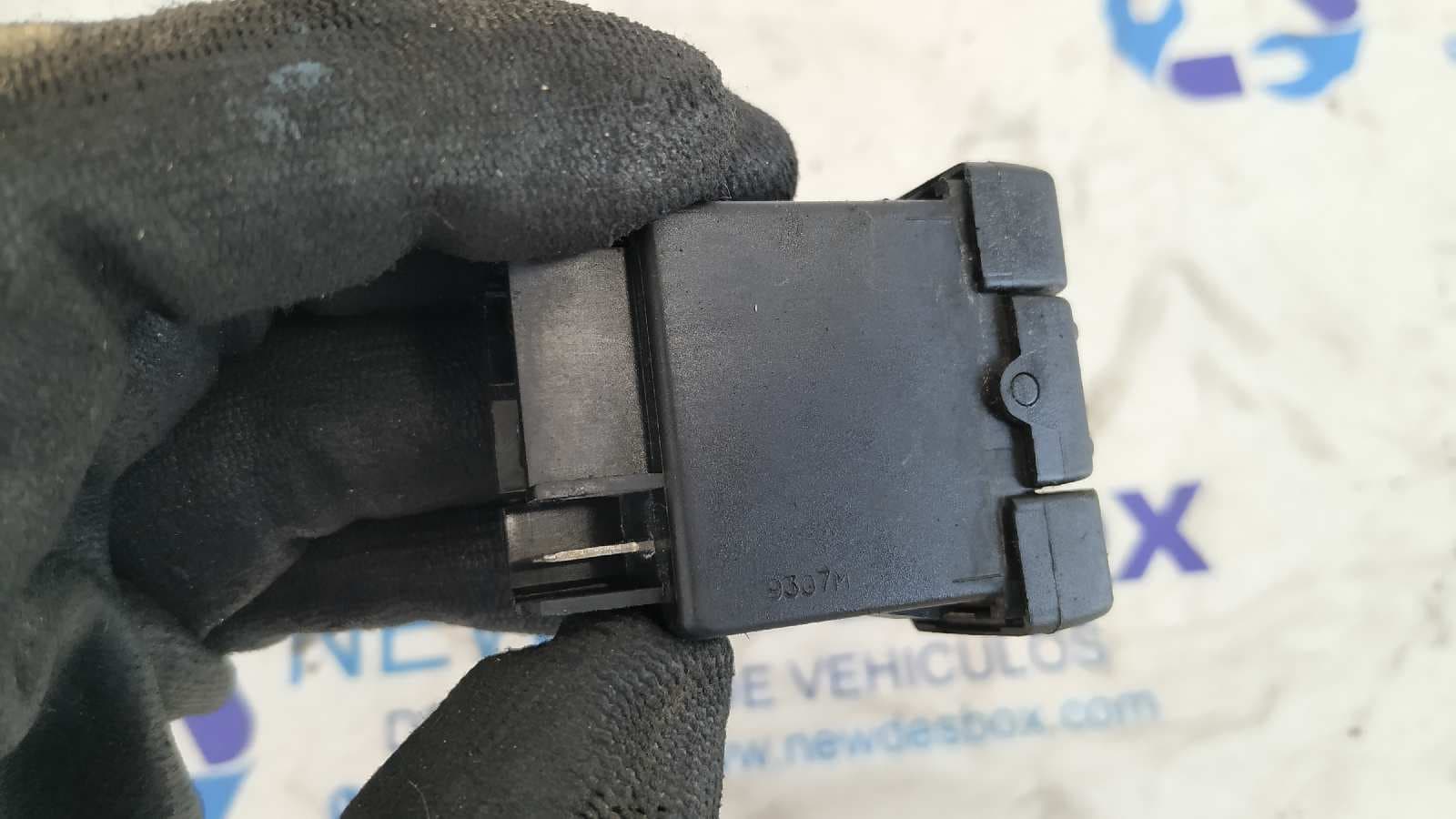 Recambio de MANDO ELEVALUNAS DELANTERO IZQUIERDO para RENAULT MASTER DOBLE CABINE, CAJA ABIERTA/CHASIS Caja abierta   Batalla 3578 S9W referencia OEM IAM    - BLANCO 3