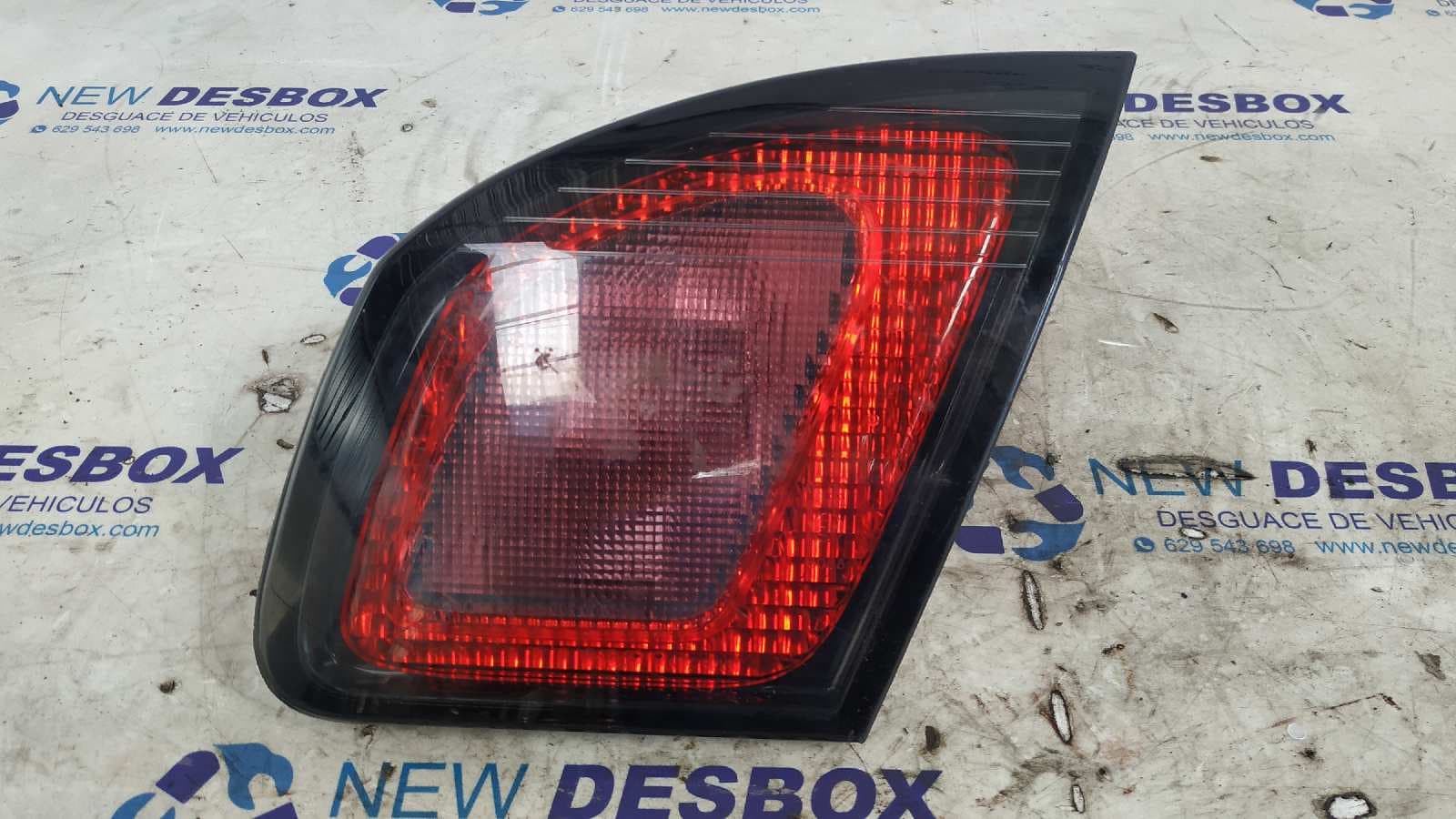 Recambio de PILOTO PORTON DERECHO para NISSAN PRIMERA BERLINA (P11) 2.0 16V CAT SR20 referencia OEM IAM 29020330   - GRIS
