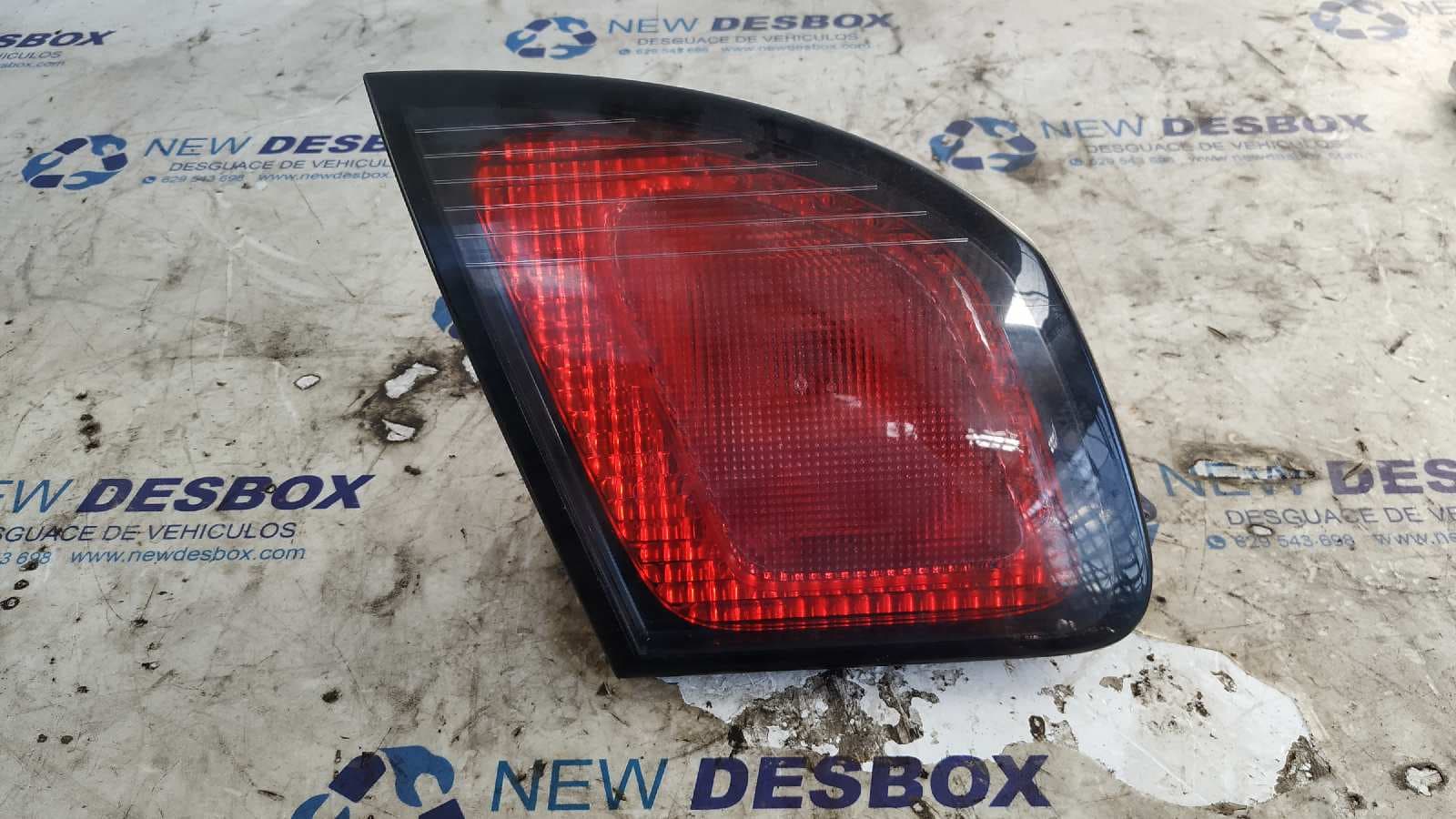 Recambio de PILOTO PORTON IZQUIERDO para NISSAN PRIMERA BERLINA (P11) 2.0 Turbodiesel CAT GA16DE referencia OEM IAM 89020318   - GRIS