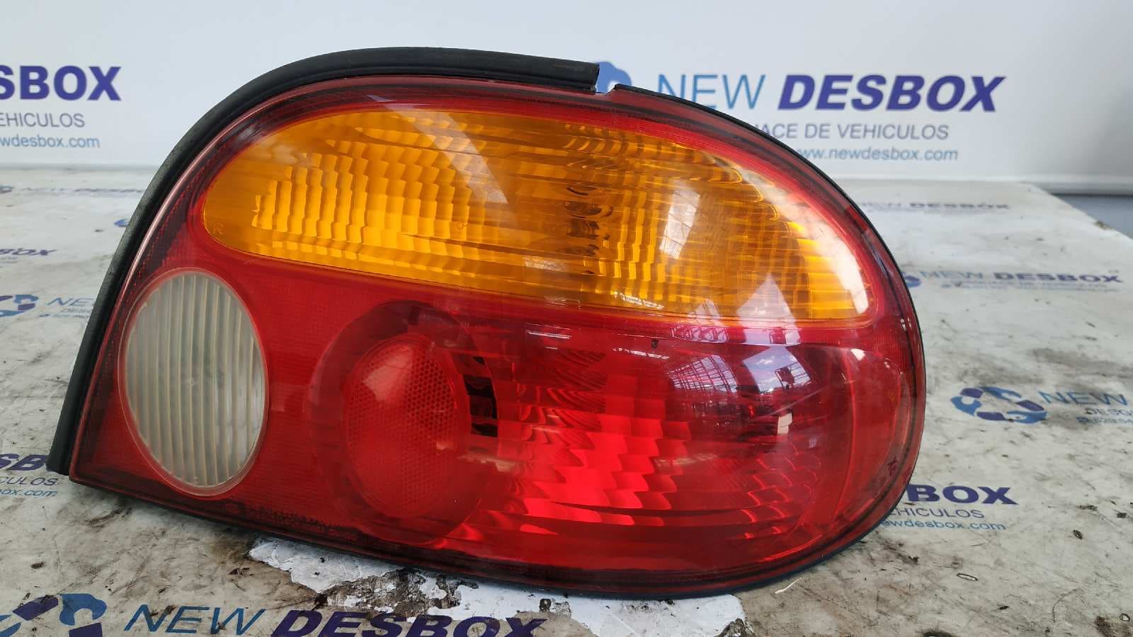 Recambio de PILOTO TRASERO DERECHO para KIA SEPHIA 1.6 CAT B6 referencia OEM IAM 0K2A151140R   - PLATA