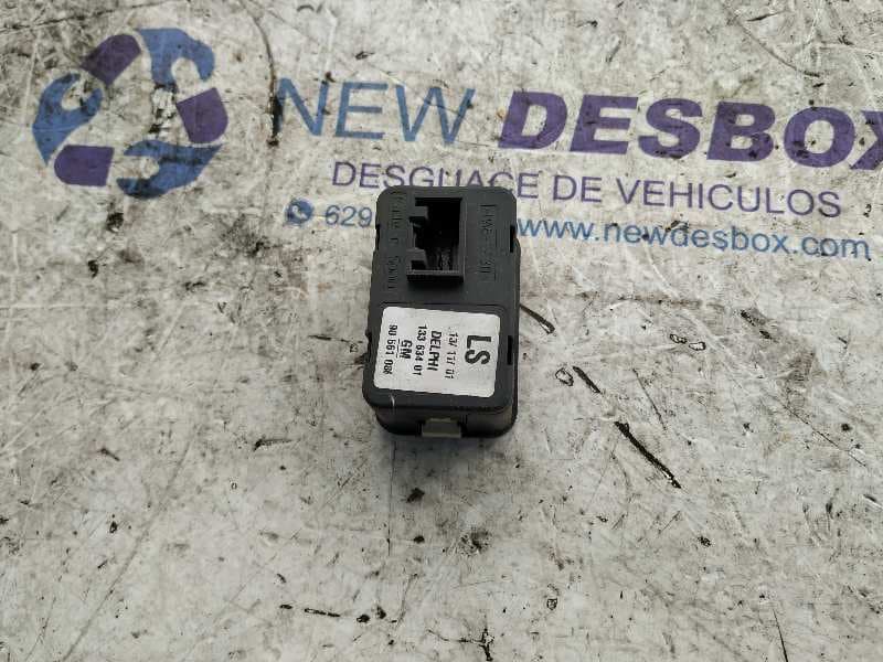 Recambio de MANDO ELEVALUNAS DELANTERO IZQUIERDO para OPEL ASTRA G BERLINA 1.8 16V Z18XE referencia OEM IAM 13363401   - BLANCO 2