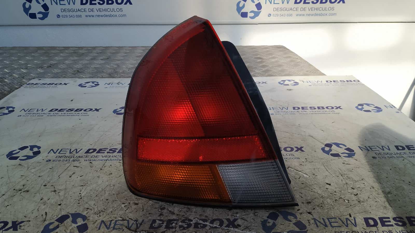 Recambio de PILOTO TRASERO IZQUIERDO para MITSUBISHI CARISMA BERLINA 4 (DA0) referencia OEM IAM 29210102