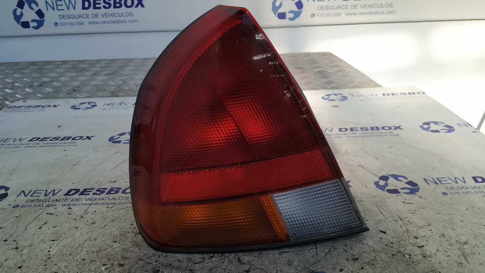 Recambio de PILOTO TRASERO IZQUIERDO para MITSUBISHI CARISMA BERLINA 4 (DA0) referencia OEM IAM 29210102