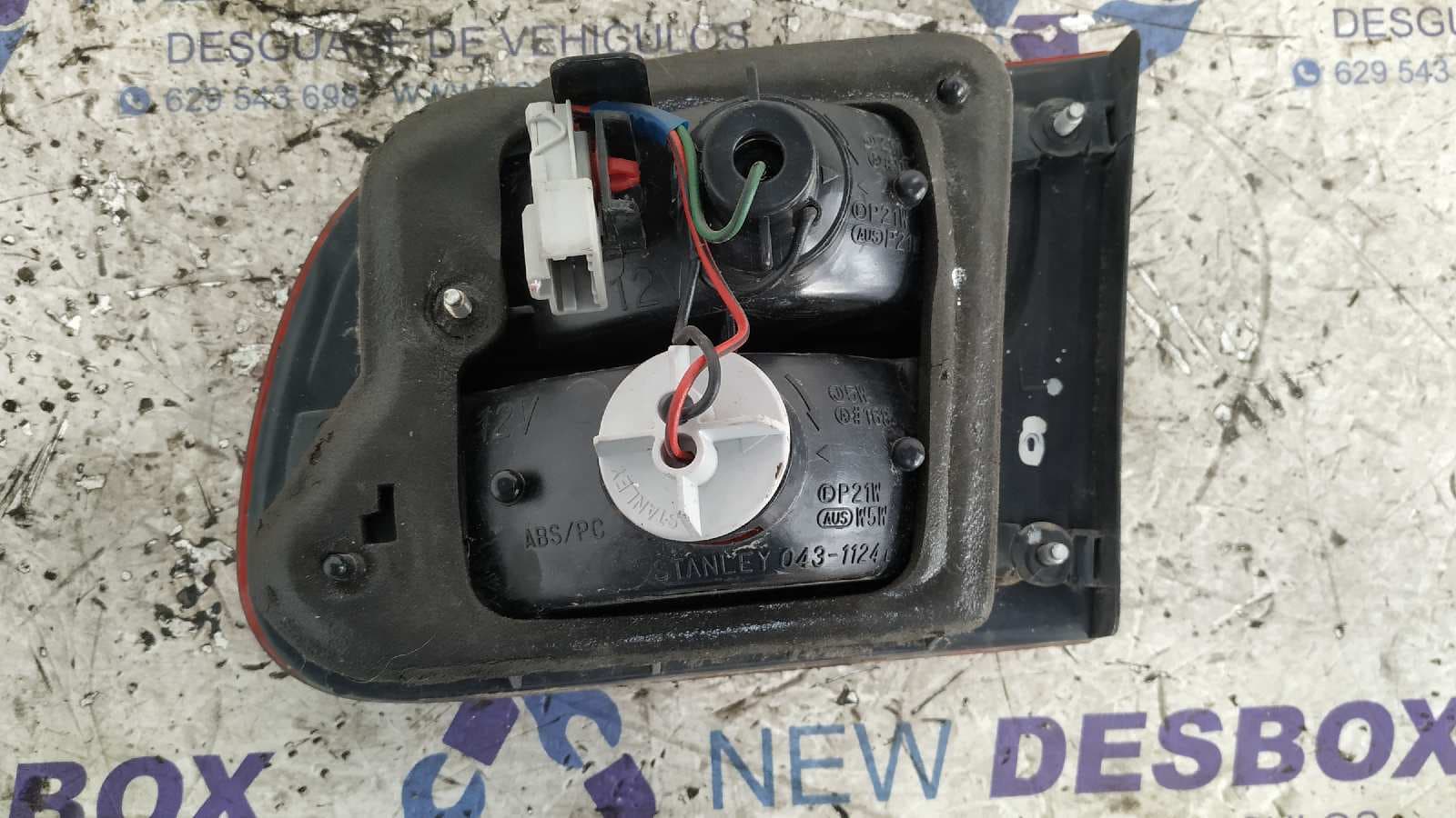 Recambio de PILOTO PORTON IZQUIERDO para HONDA CIVIC BERLINA (EG/EH) referencia OEM IAM 0431124L 2
