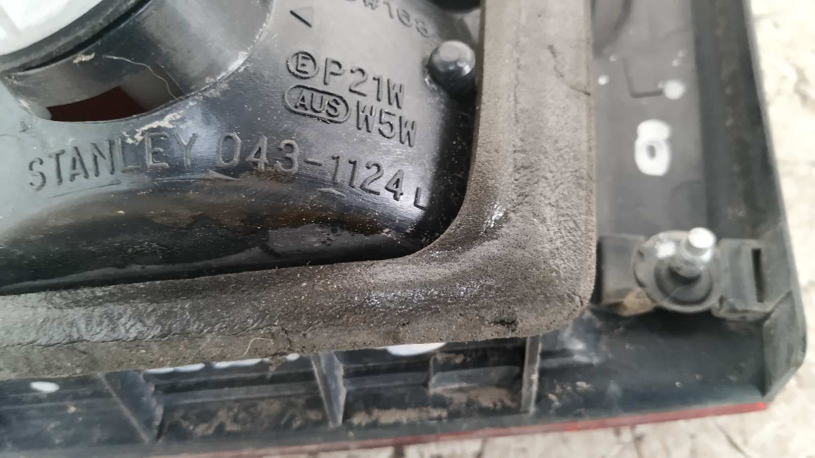 Recambio de PILOTO PORTON IZQUIERDO para HONDA CIVIC BERLINA (EG/EH) referencia OEM IAM 0431124L 3