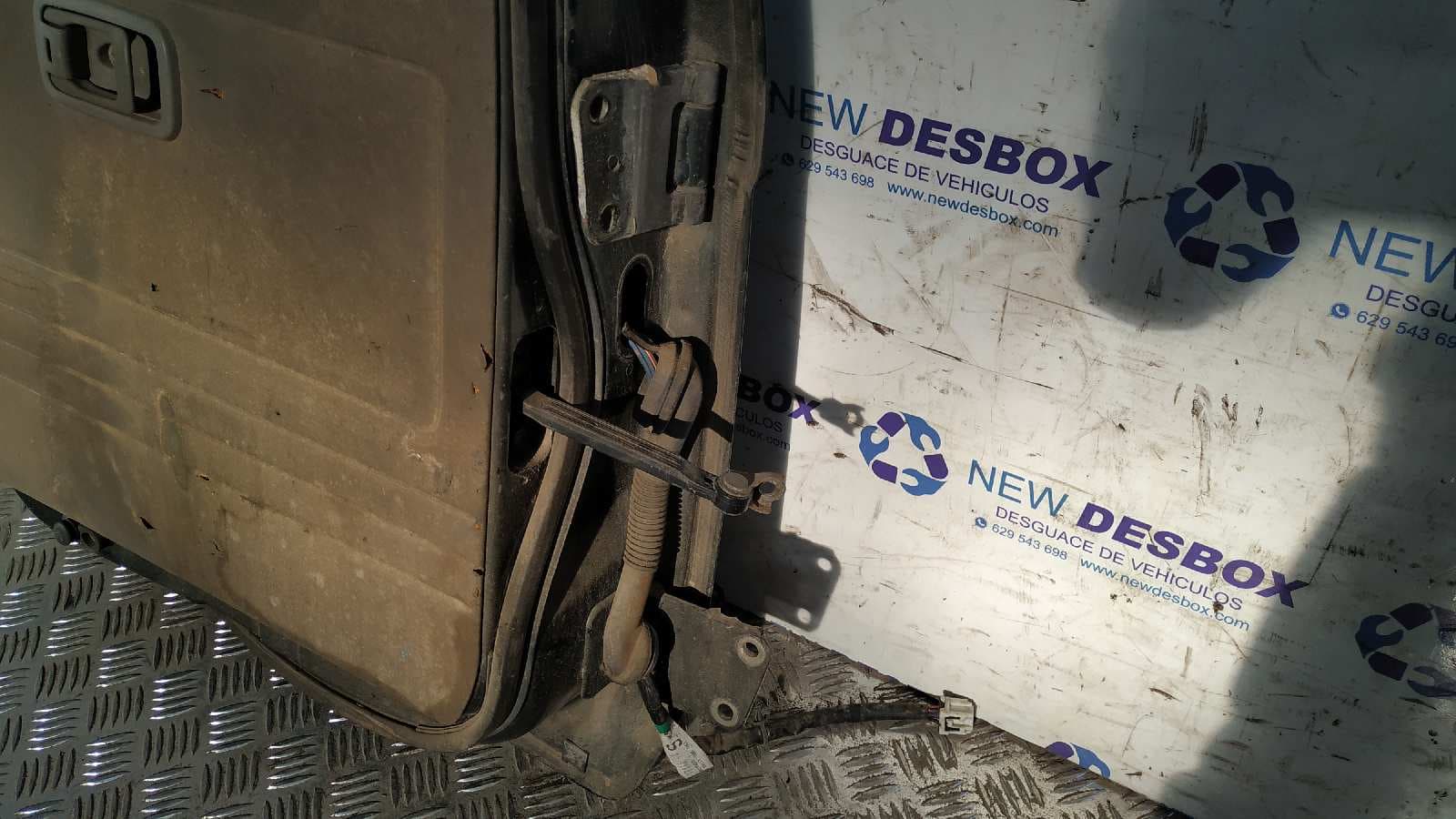 Recambio de PORTON TRASERO IZQUIERDO para NISSAN PATROL GR (Y61) referencia OEM IAM 2