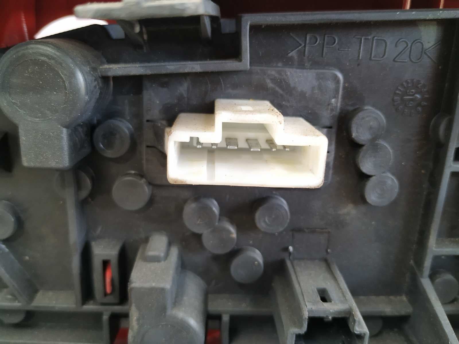 Recambio de PILOTO TRASERO IZQUIERDO para PEUGEOT 406 BERLINA (S1/S2) 1.9 Diesel referencia OEM IAM 9630364877   - PLATA 2
