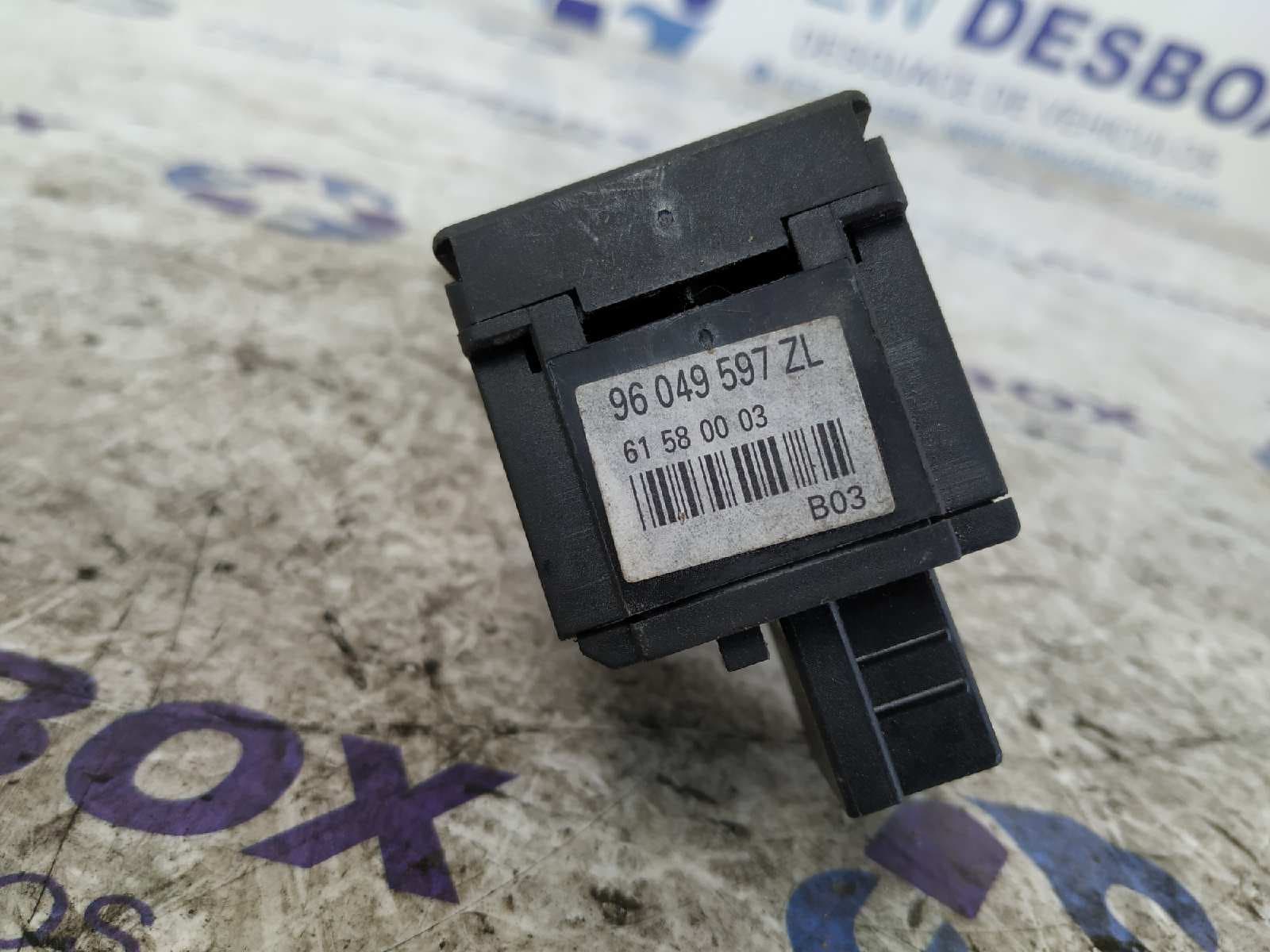 Recambio de MANDO LIMPIA para PEUGEOT 106 (S2) XN D VJXTUD5 referencia OEM IAM 96049597ZL   - PLATA 2