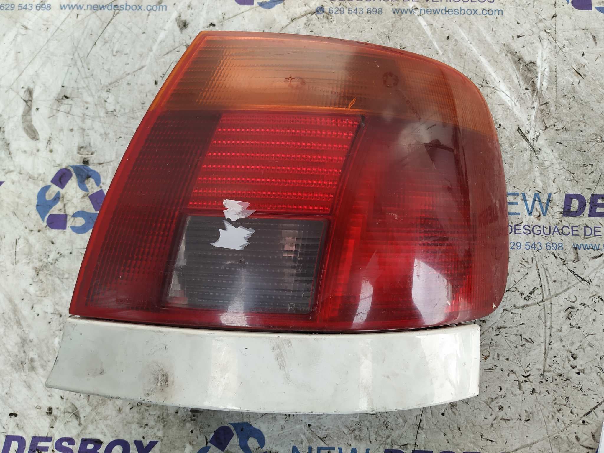 Recambio de PILOTO TRASERO DERECHO para AUDI A4 BERLINA (B5) referencia OEM IAM 8D0945096