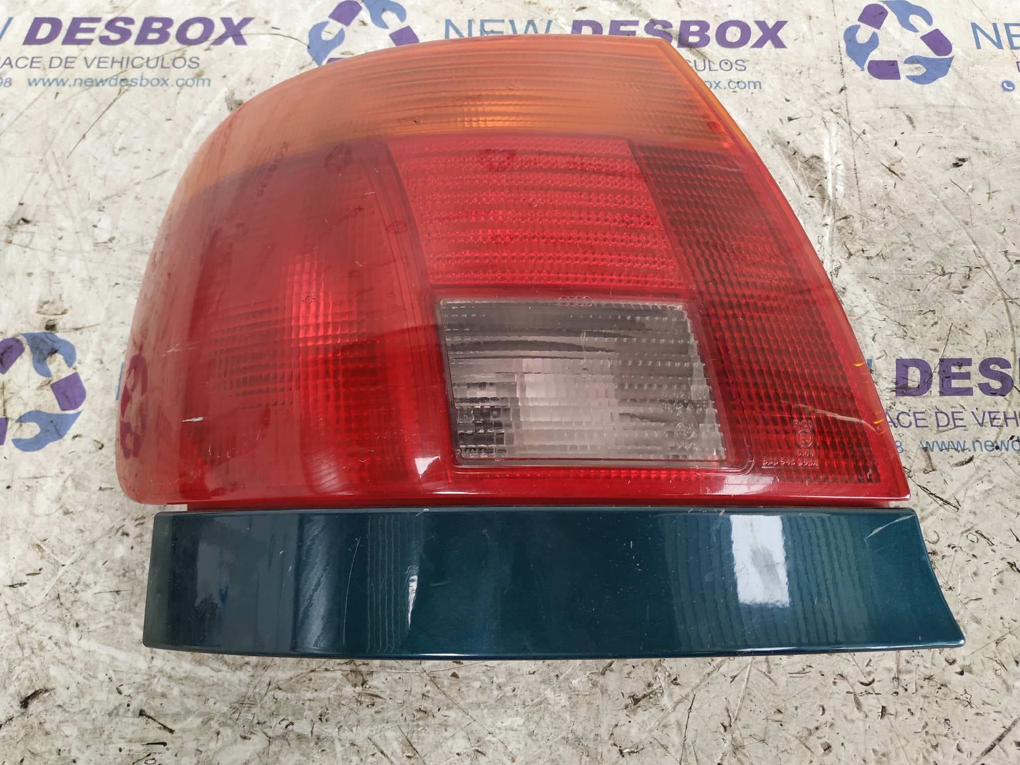 Recambio de PILOTO TRASERO IZQUIERDO para AUDI A4 BERLINA (B5) referencia OEM IAM 8D0945095A