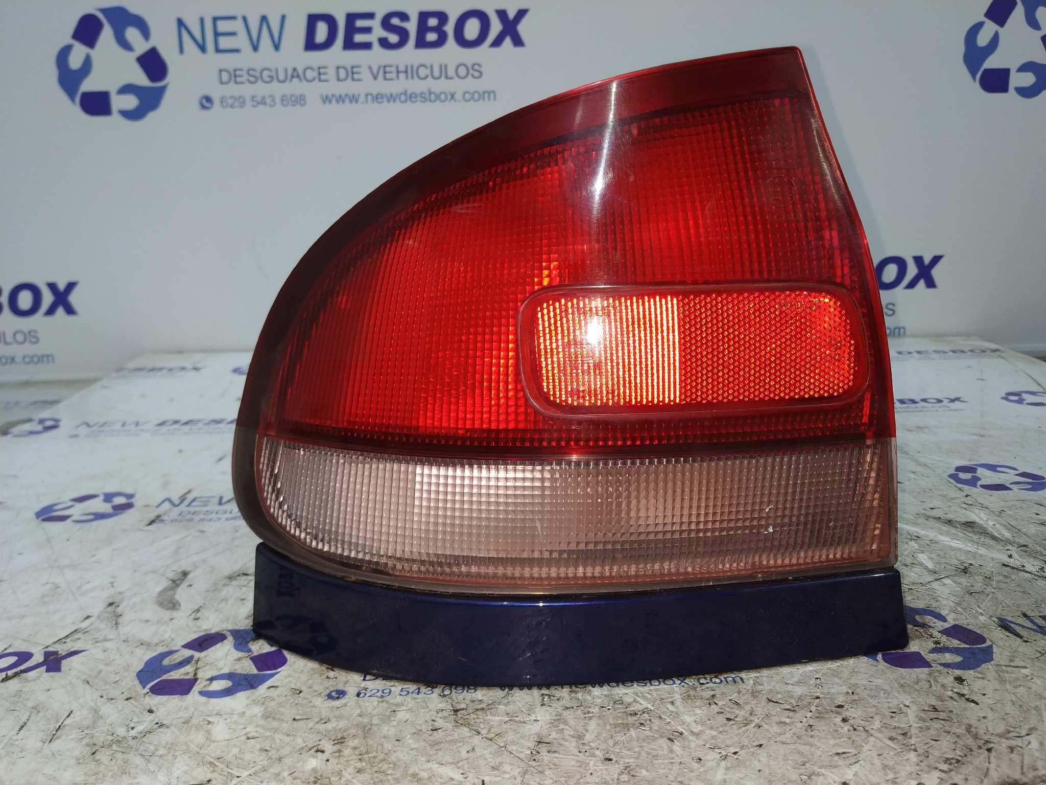 Recambio de PILOTO TRASERO IZQUIERDO para MAZDA 626 BERLINA/COUPE (GC) 2.0 referencia OEM IAM 4401 - GRIS
