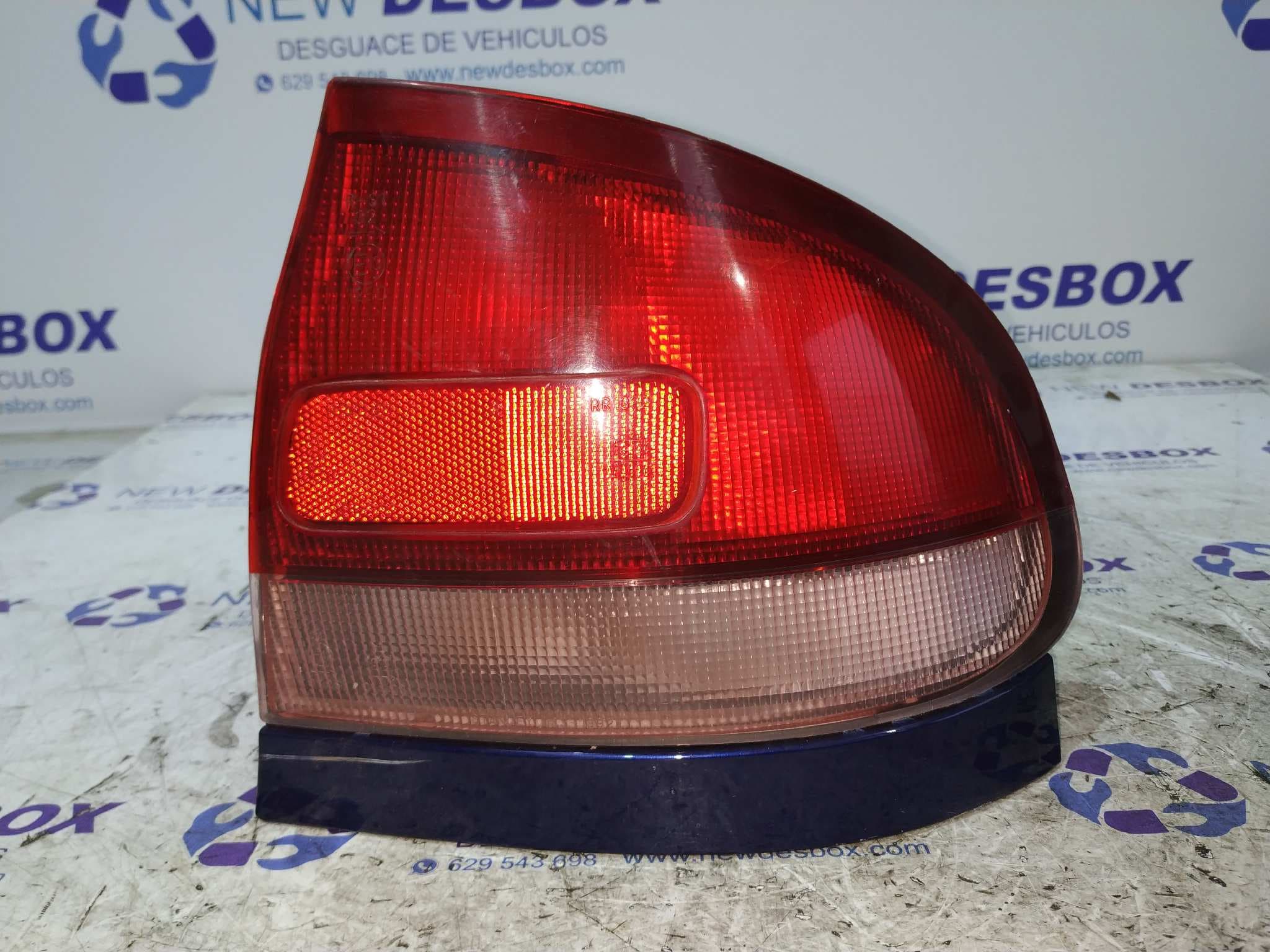 Recambio de PILOTO TRASERO DERECHO para MAZDA 626 BERLINA/COUPE (GC) 2.0            referencia OEM IAM 0431392R   - GRIS