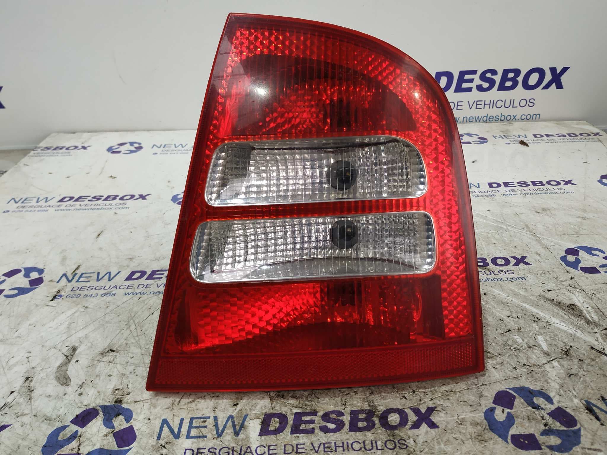 Recambio de PILOTO TRASERO DERECHO para SKODA OCTAVIA BERLINA (1U2) referencia OEM IAM 1U6945096
