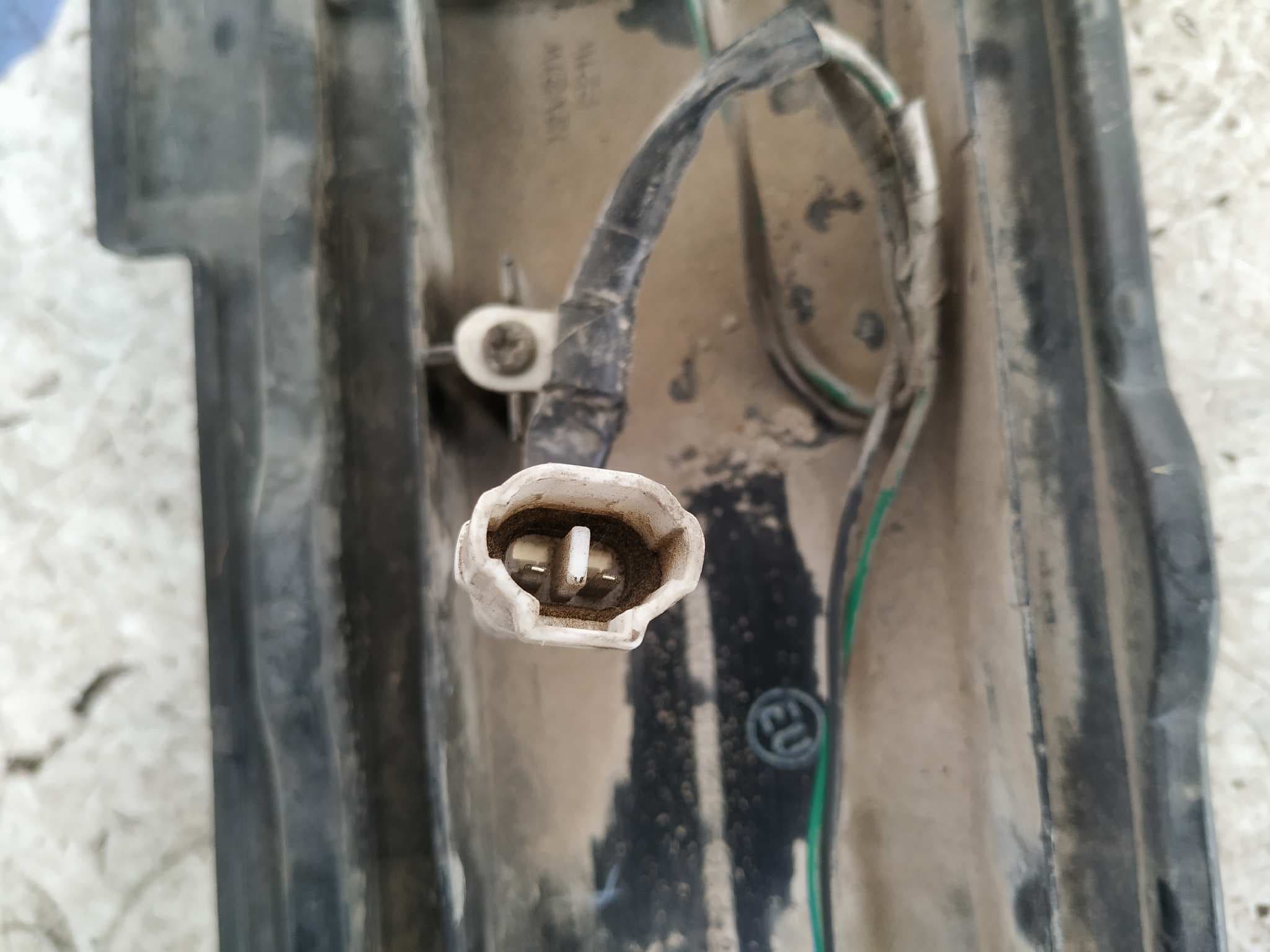 Recambio de PILOTO TRASERO CENTRAL para SUZUKI SWIFT SF BERLINA (MA) referencia OEM IAM 23632285 2