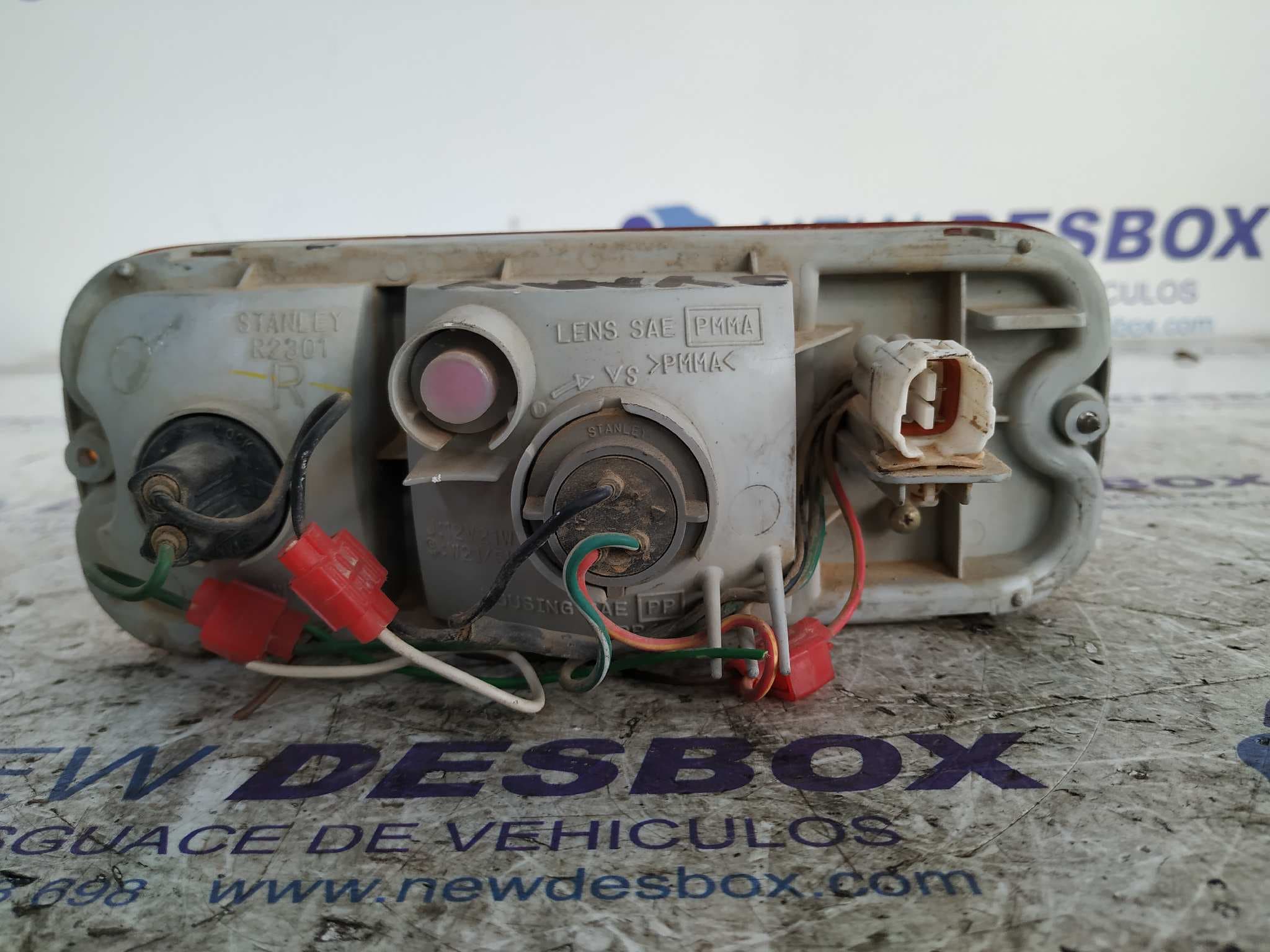 Recambio de PILOTO TRASERO DERECHO para SUZUKI JIMNY SN (FJ) referencia OEM IAM R2301 3