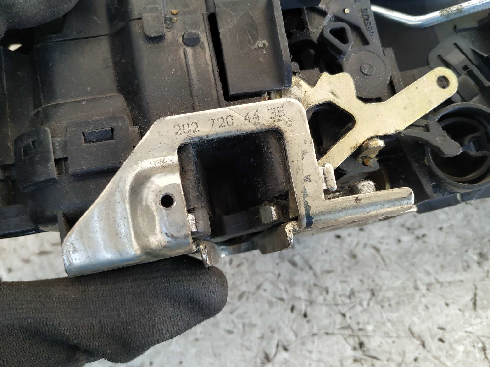 Recambio de CERRADURA PUERTA DELANTERA DERECHA para MERCEDES CLASE C (W202) referencia OEM IAM 2027204435 4