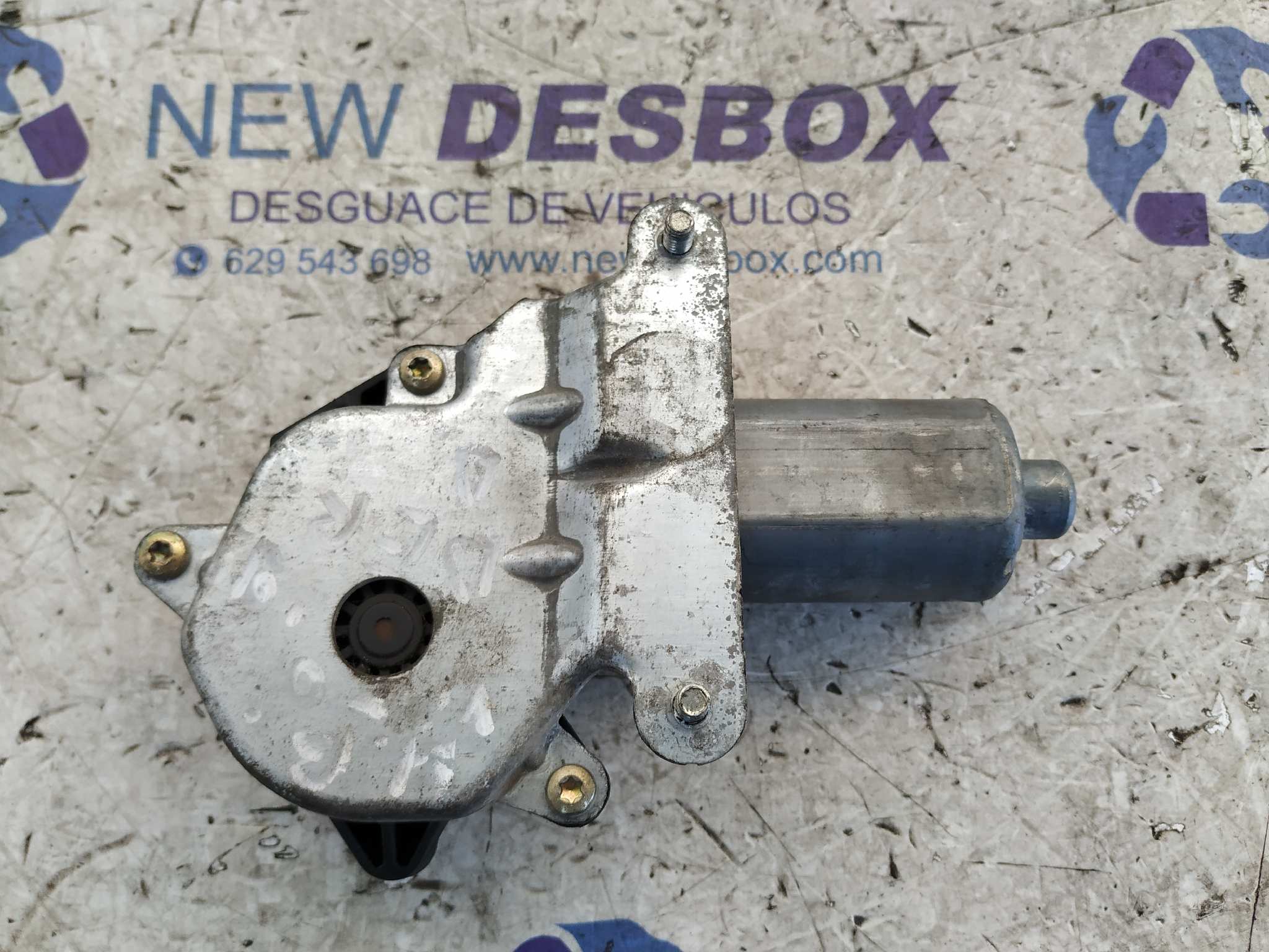 Recambio de MOTOR ELEVALUNAS DELANTERO DERECHO para MERCEDES VITO (W638) referencia OEM IAM 0130821666 4