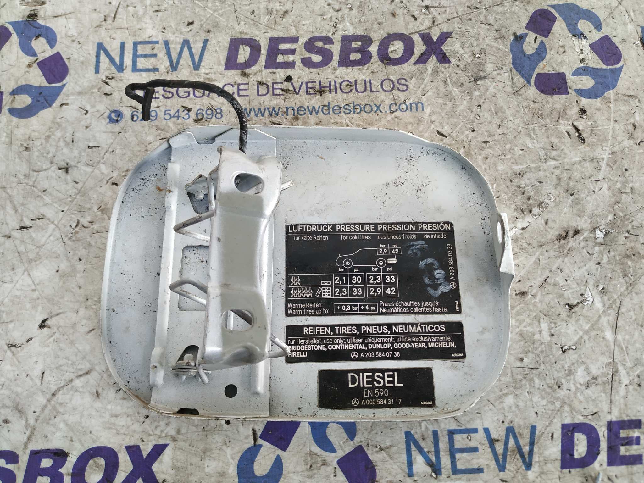 Recambio de TAPA EXTERIOR COMBUSTIBLE para MERCEDES-BENZ CLASE C (W203) SPORTCOUPE 2.2 CDI CAT 611962    referencia OEM IAM A2035840738   - BLANCO 2