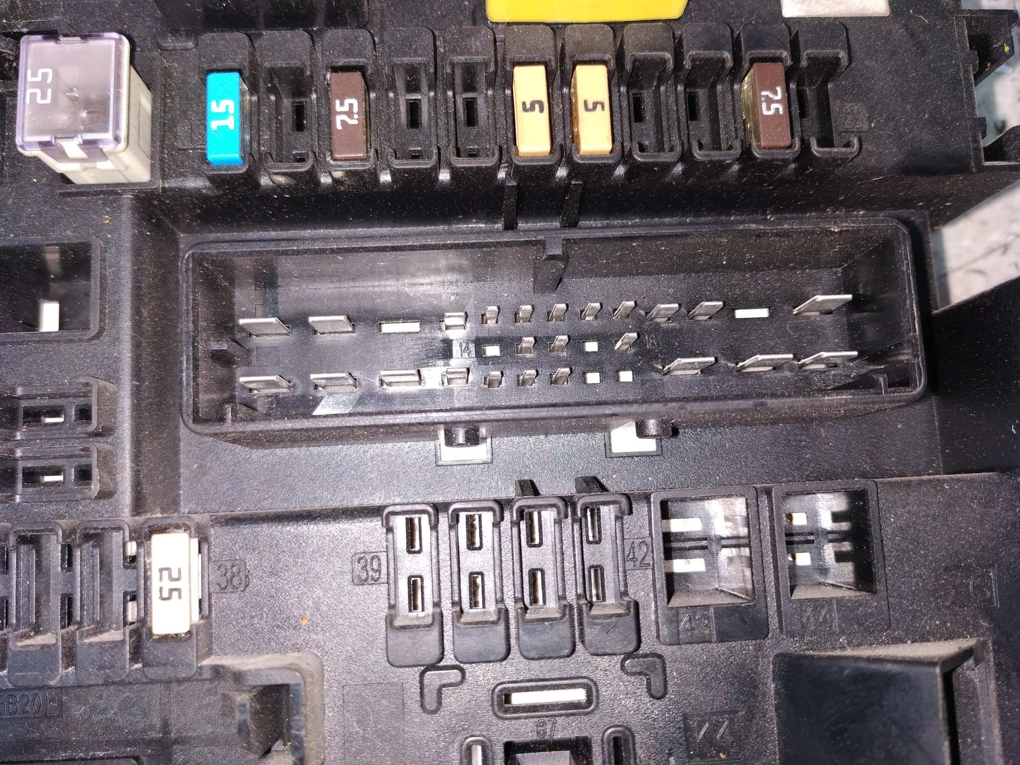 Recambio de CAJA RELES / FUSIBLES para OPEL ASTRA H Z16XEP referencia OEM IAM 13206762 4