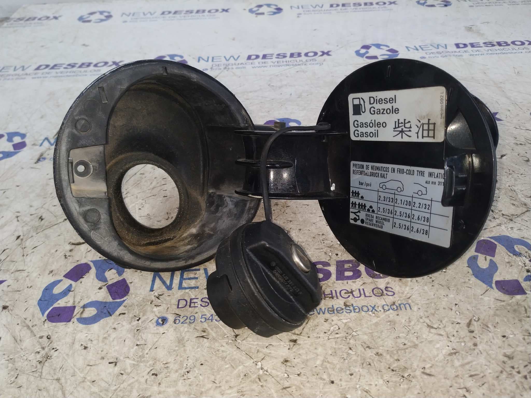 Recambio de TAPA EXTERIOR COMBUSTIBLE para SEAT CORDOBA BERLINA (6L2) Fresh AMF referencia OEM IAM 6L5809905C   - NEGRO 4