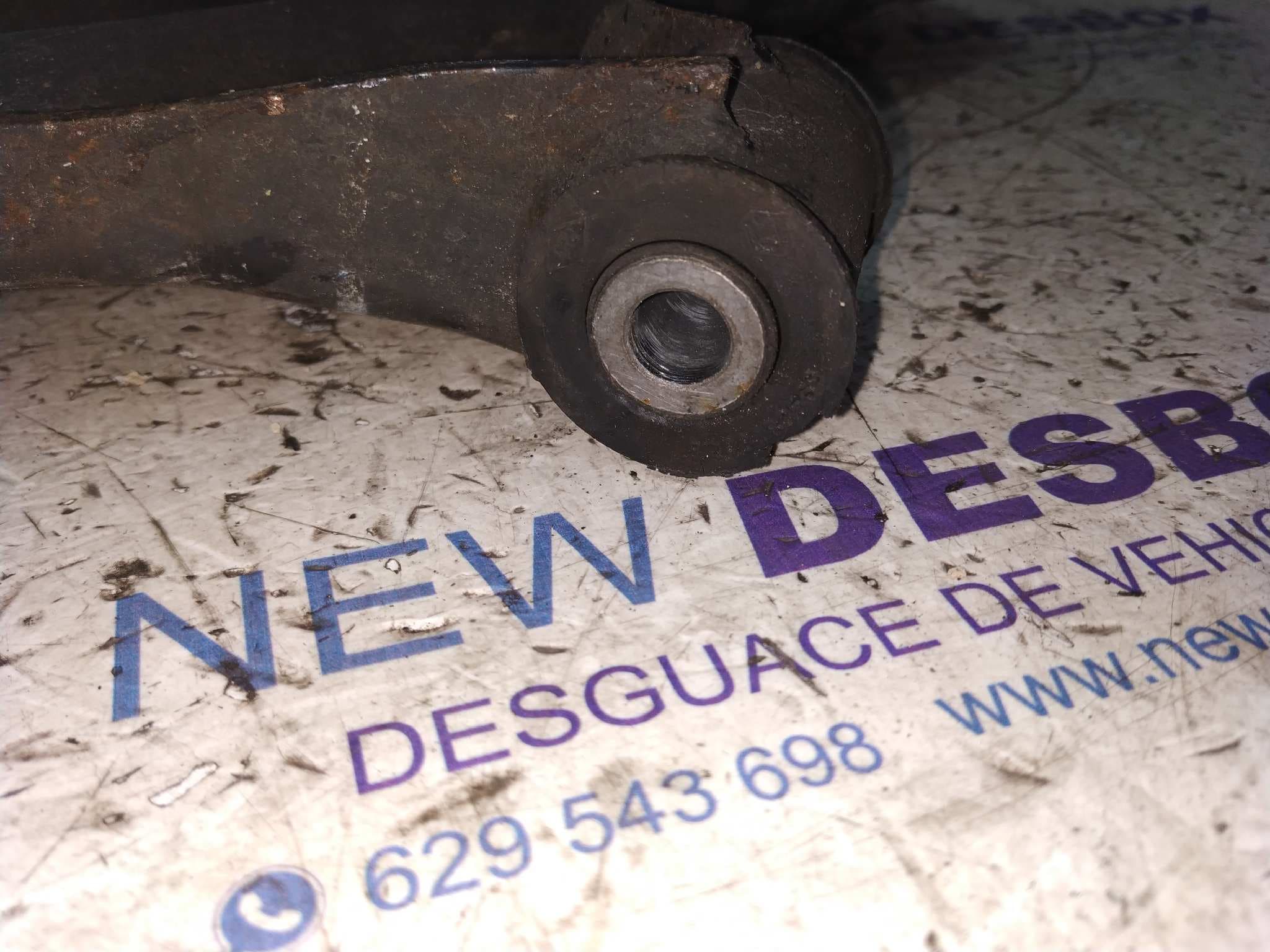 Recambio de BRAZO IZQUIERDO INFERIOR DELANTERO para RENAULT CLIO III D4F784 referencia OEM IAM 420L   - BLANCO 2